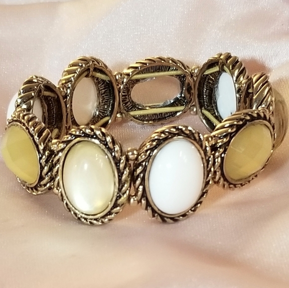 Jewelry - *4for$20* Gold oval acrylic bracelet